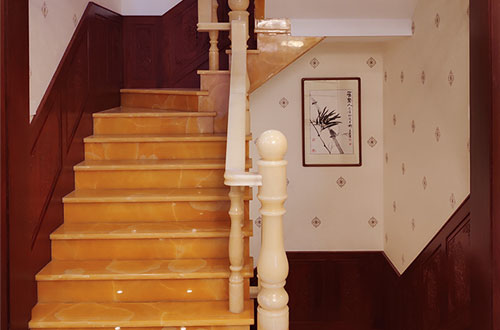 王五镇中式别墅室内汉白玉石楼梯的定制安装装饰效果